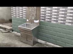 Lavabo de acero inoxidable 304 con espejo y grifo automático.